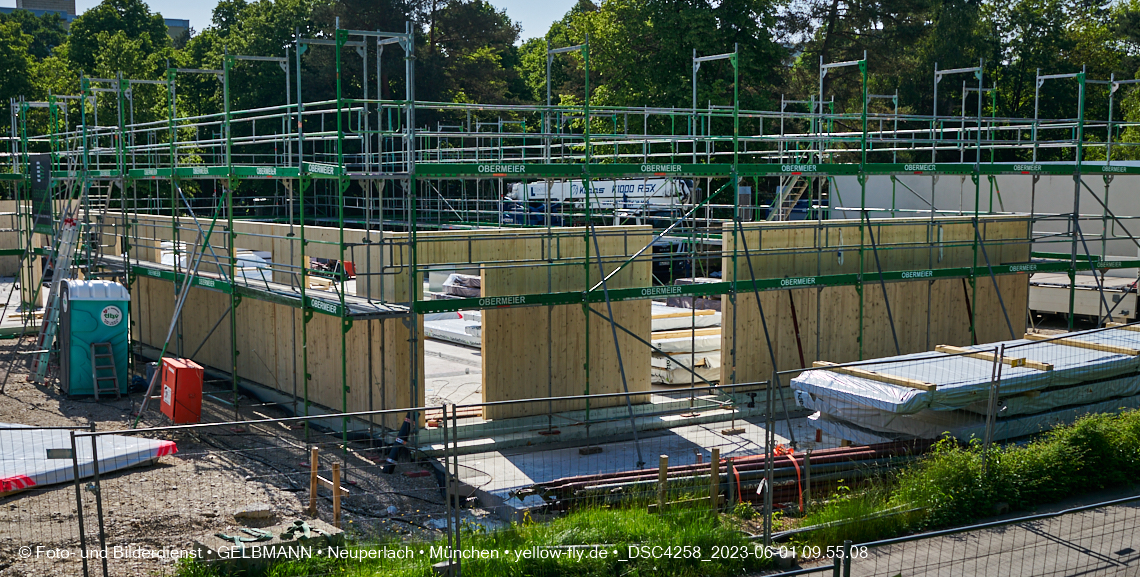 01.06.2023 - Neue Holzwände für das Haus für Kinder in Neuperlach in München